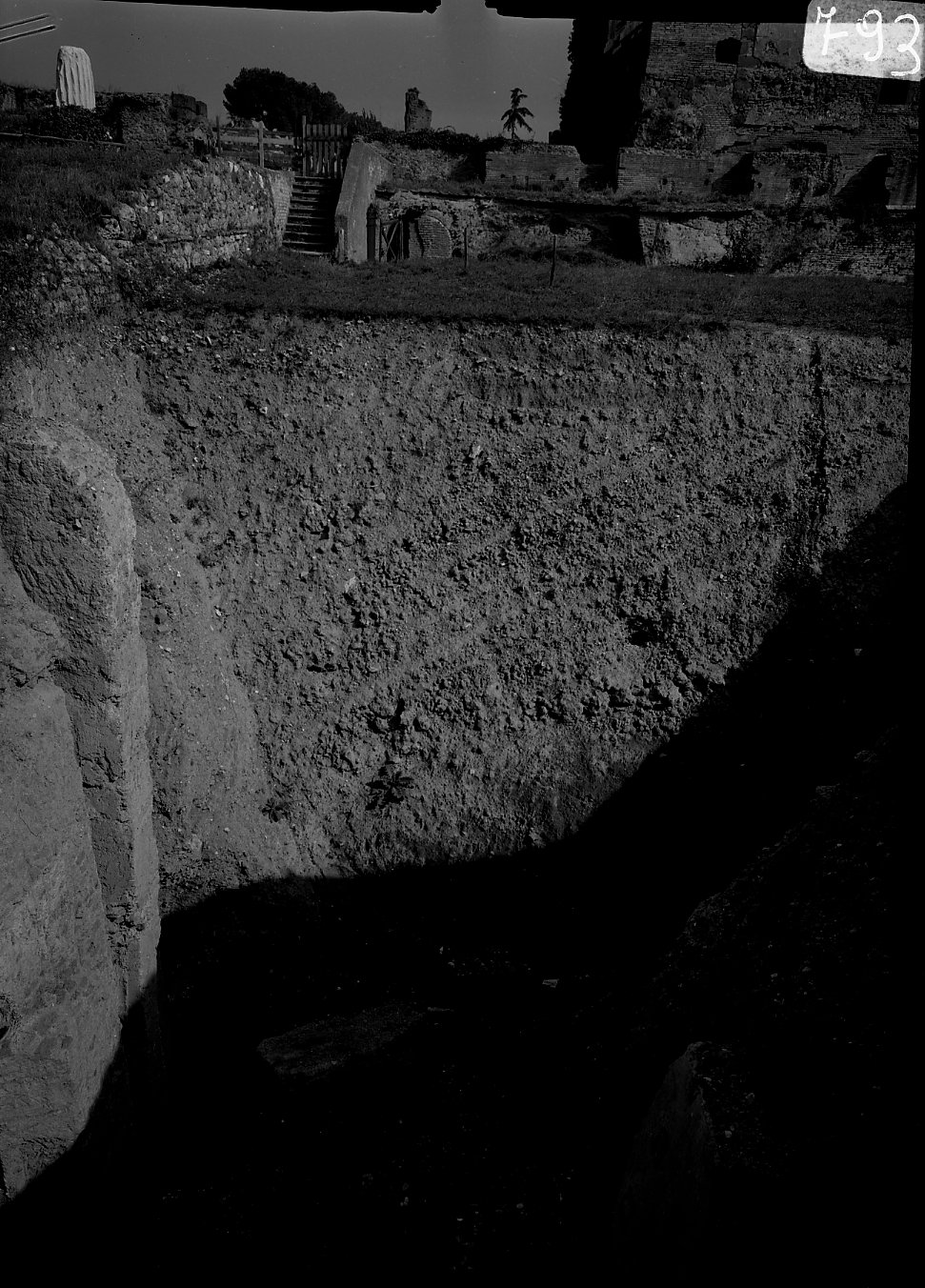 A 793 Tempio di Apollo - Zona del Portico - - sezione dell'interro sul fianco orientale del Tempio (ottobre '68).tif