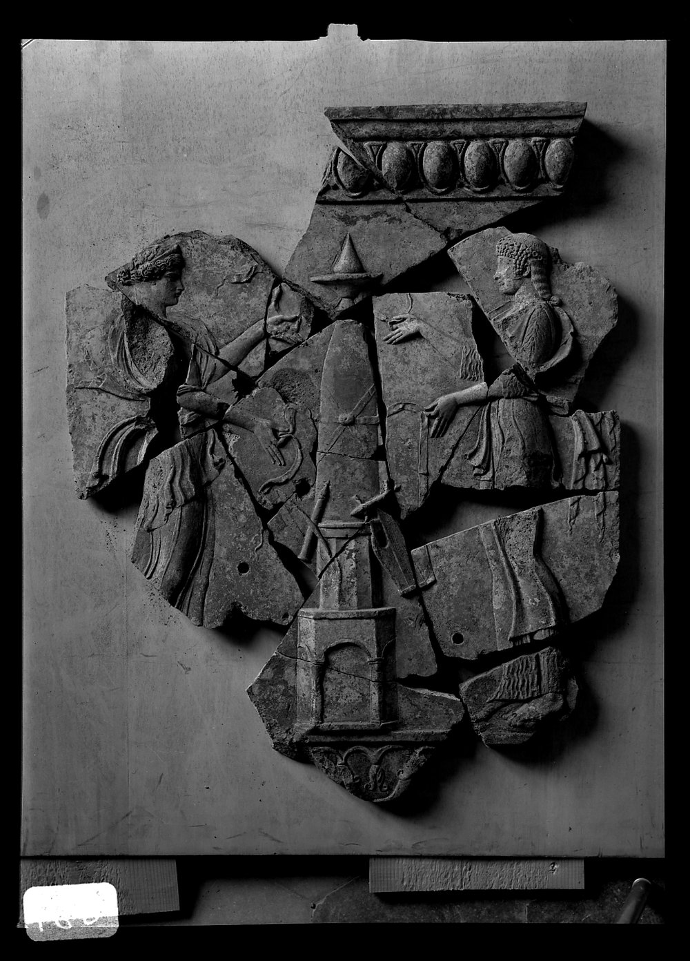 A 837 Tempio di Apollo - galleria frontale - frammento di lastra fittile con fig. femminili.tif