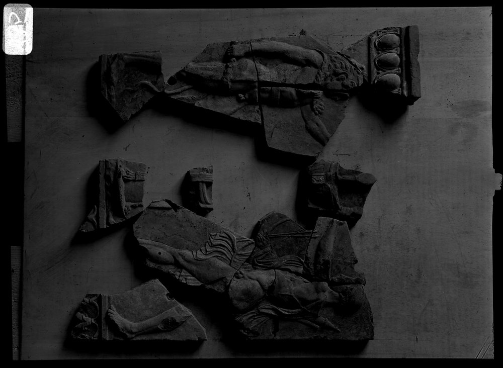A 835 Tempio di Apollo - galleria frontale - frammento di lastra fittile con lotta fra Apollo ed Ercole per il tripode.tif