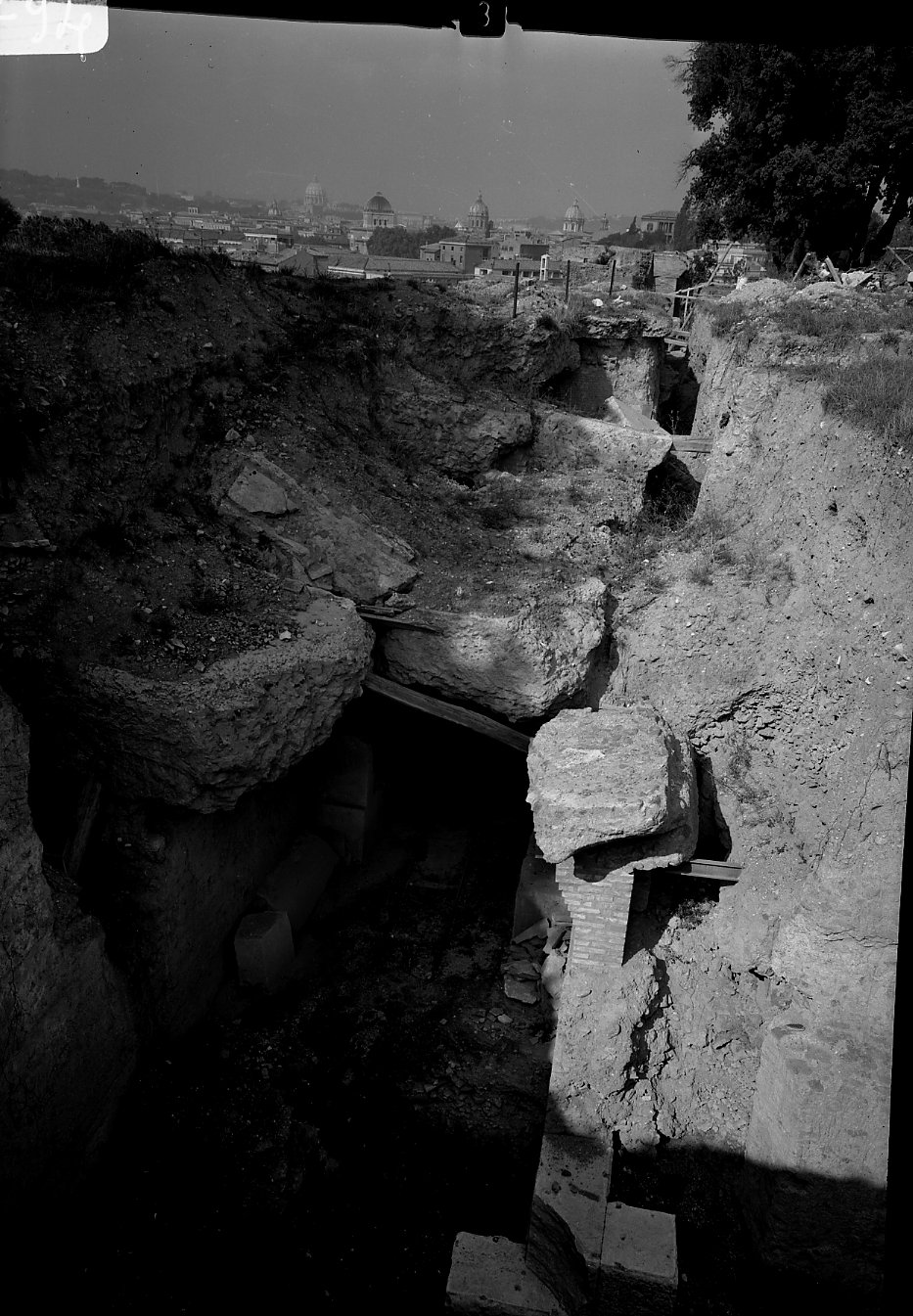 A 794 Tempio di Apollo - scavo della galleria frontale - veduta d'insieme (ottobre '68).tif