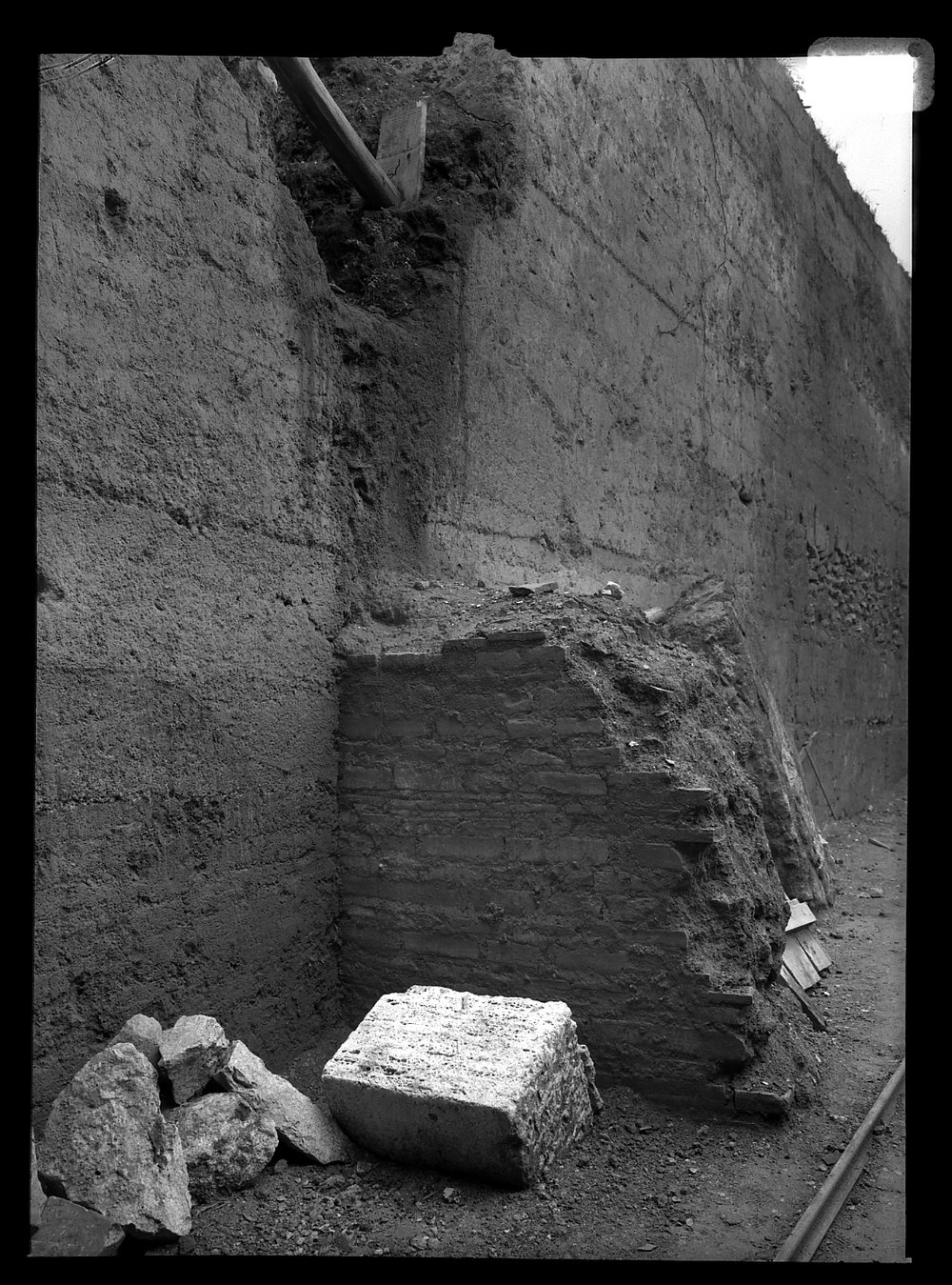 A 838 Tempio di Apollo - corridoio delle volte crollate - chiusura laterizia della porta F.tif