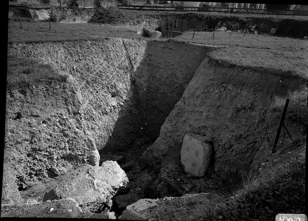 A 792 Tempio di Apollo - Zona del Portico - - veduta dell'interro della zona centrale (ottobre '68).tif