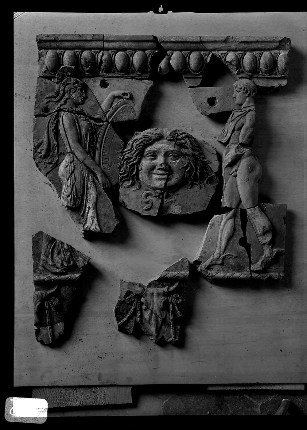 A 836 Tempio di Apollo - galleria frontale - frammento di lastra fittile con Perseo_ Atena e testa di Medusa .tif