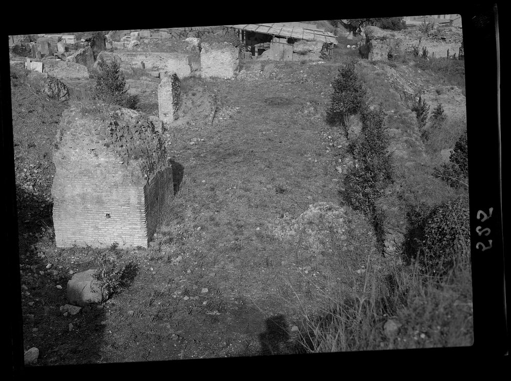 Lastra A 525 Palatino - Zona Augustea - settore ovest all'inizio dello scavo (Dic 1958).tif