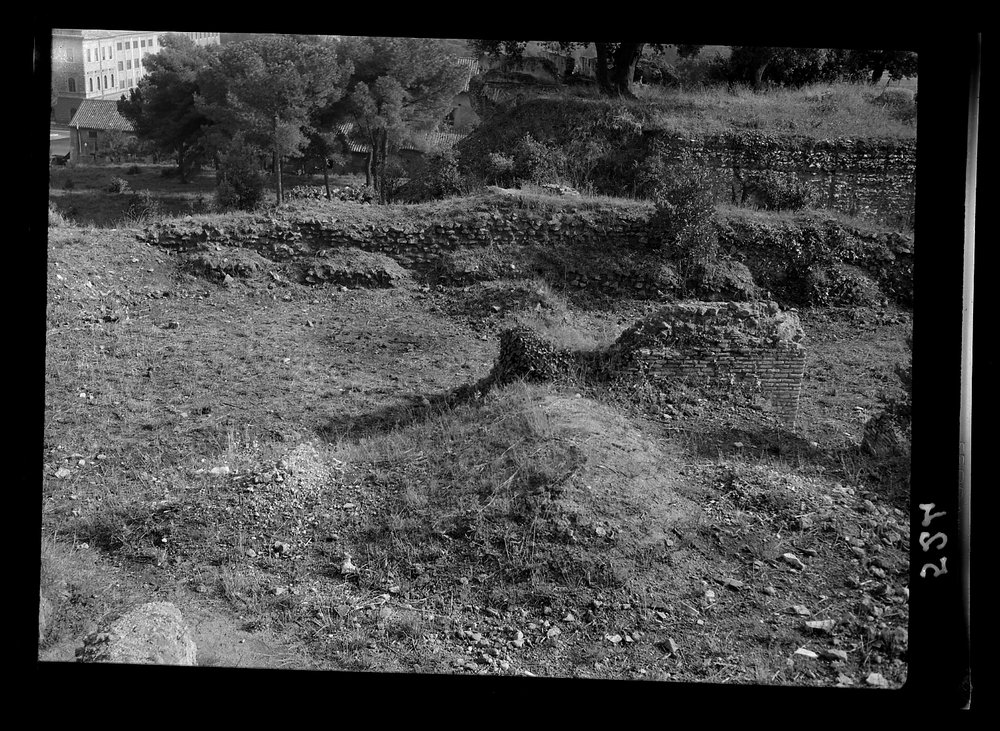 Lastra A 524 Palatino - Zona Augustea - settore ovest all'inizio dello scavo (Dic 1958).tif