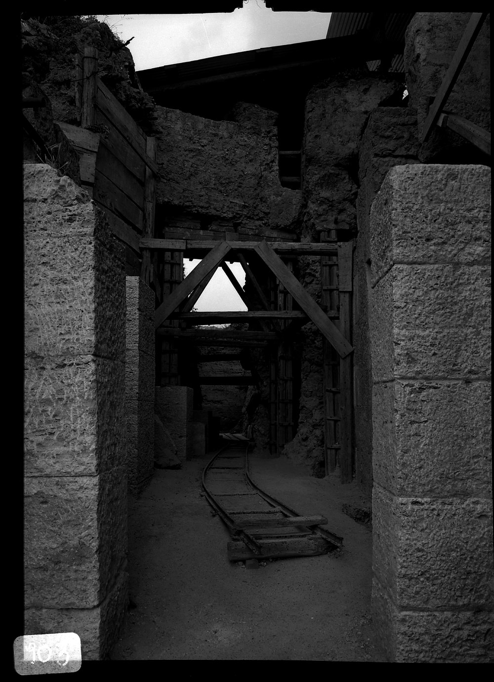 A 903 Zona Augustea, galleria frontale (criptoportico) lavori 1967-69.tif