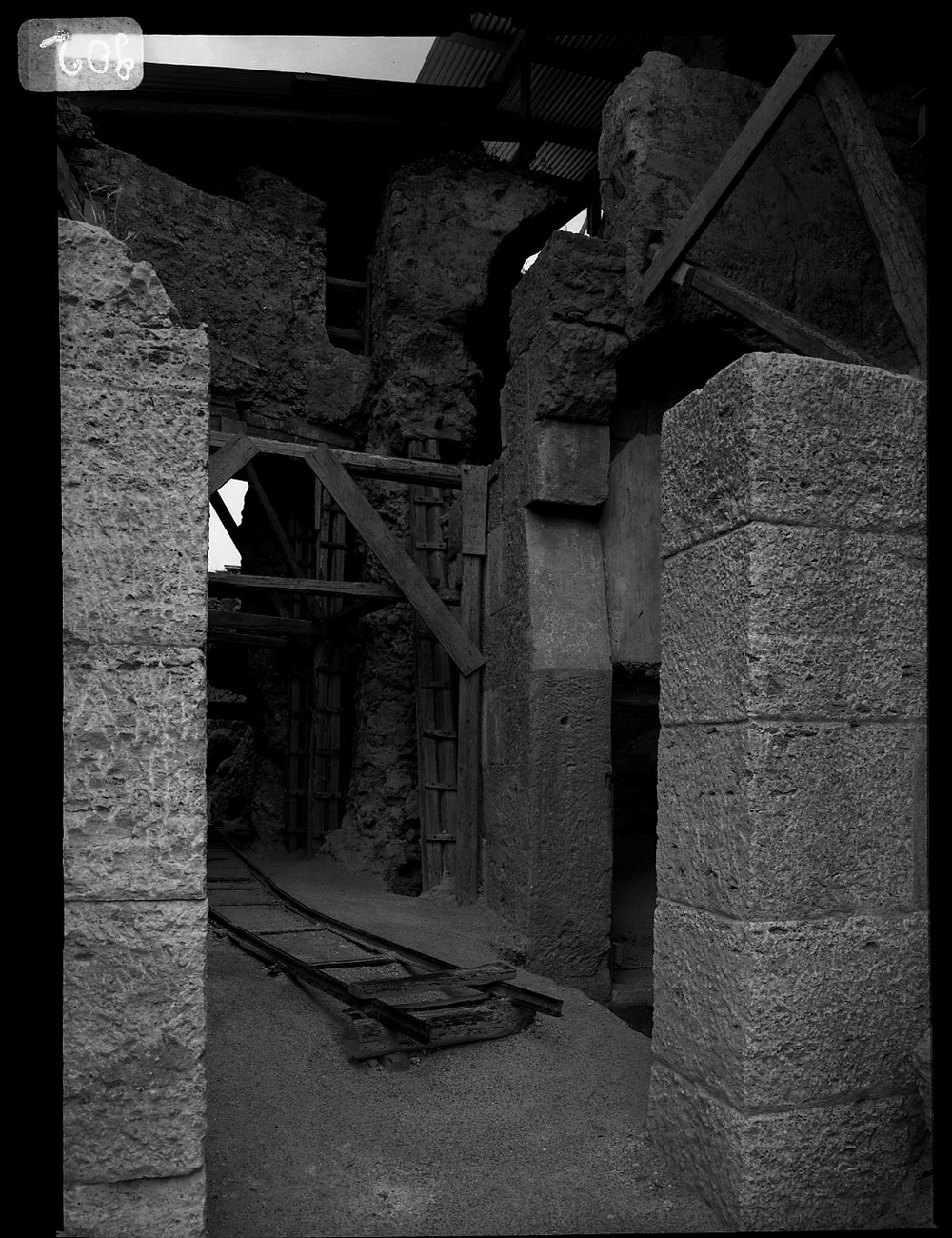 A 902 Zona Augustea, galleria frontale (criptoportico) lavori 1967-69.tif
