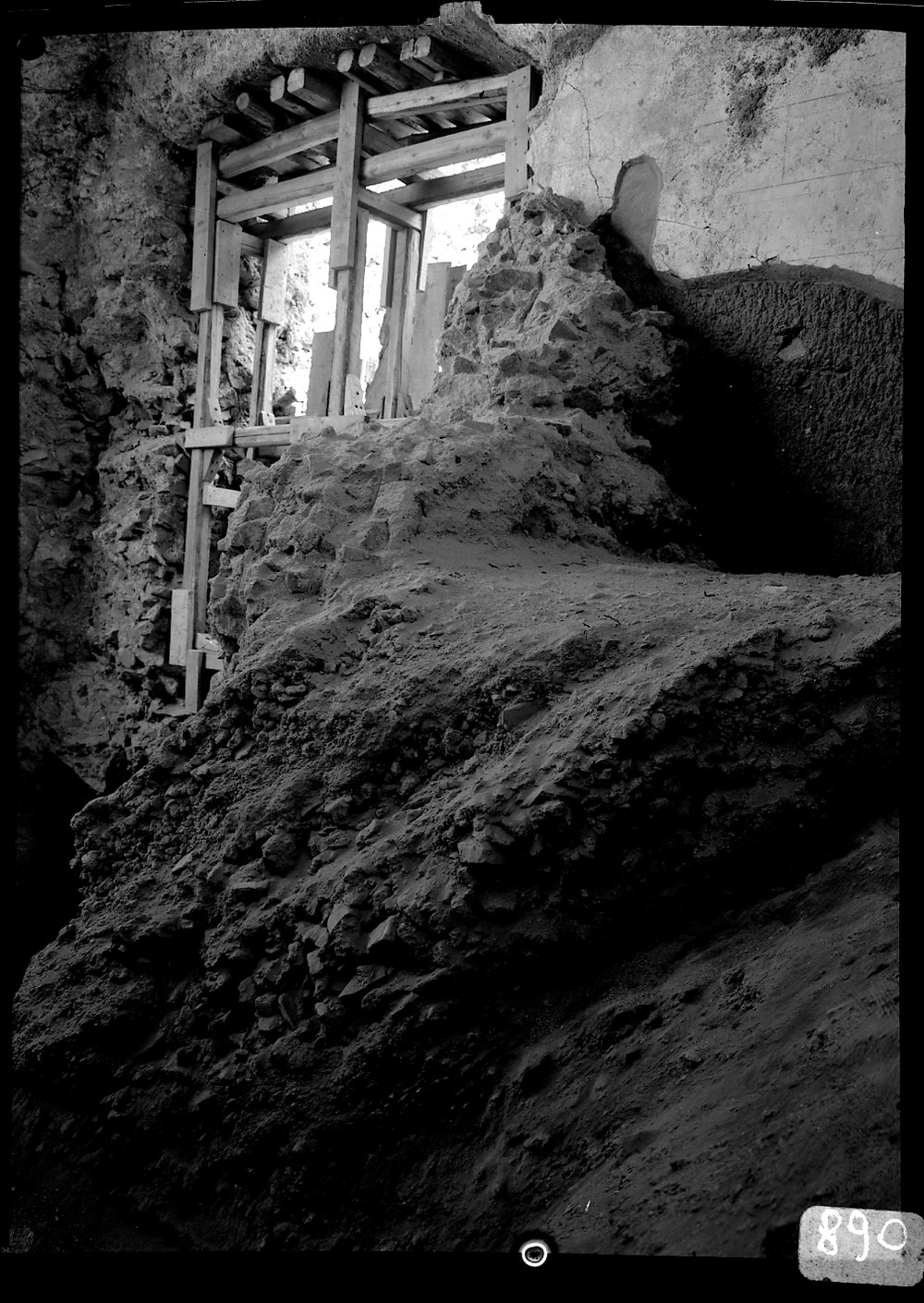 A 890 Zona Augustea - scavi '70 grande rampa di accesso al T. di Apollo.tif