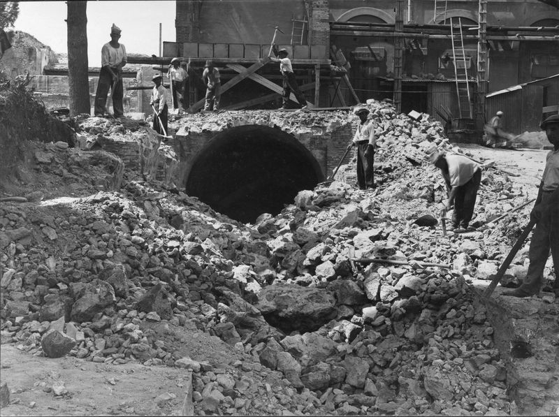 003133 - scavo archeologico - Domus Augustana, ambienti sul lato Occidentale del peristilio superiore: zona antistante l'antiquario Palatino durante lo scavo, luglio 1939