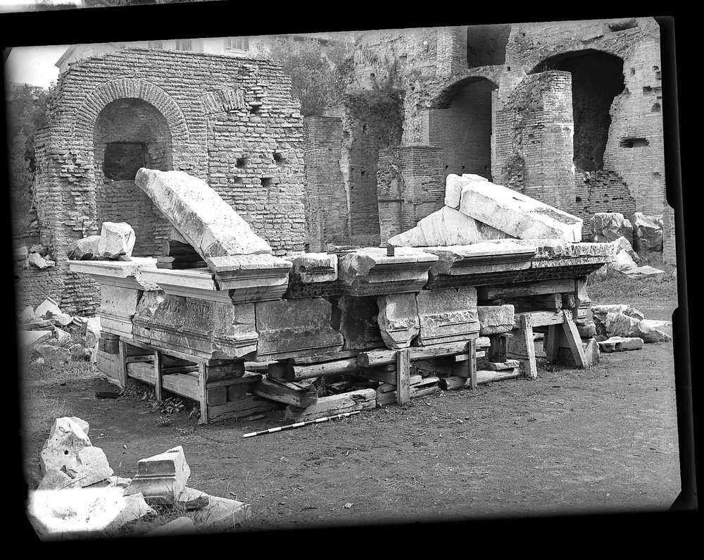 Lastra 512 Giuturna - trabeazione ricomposta fuori opera Veduta postesiore.tif