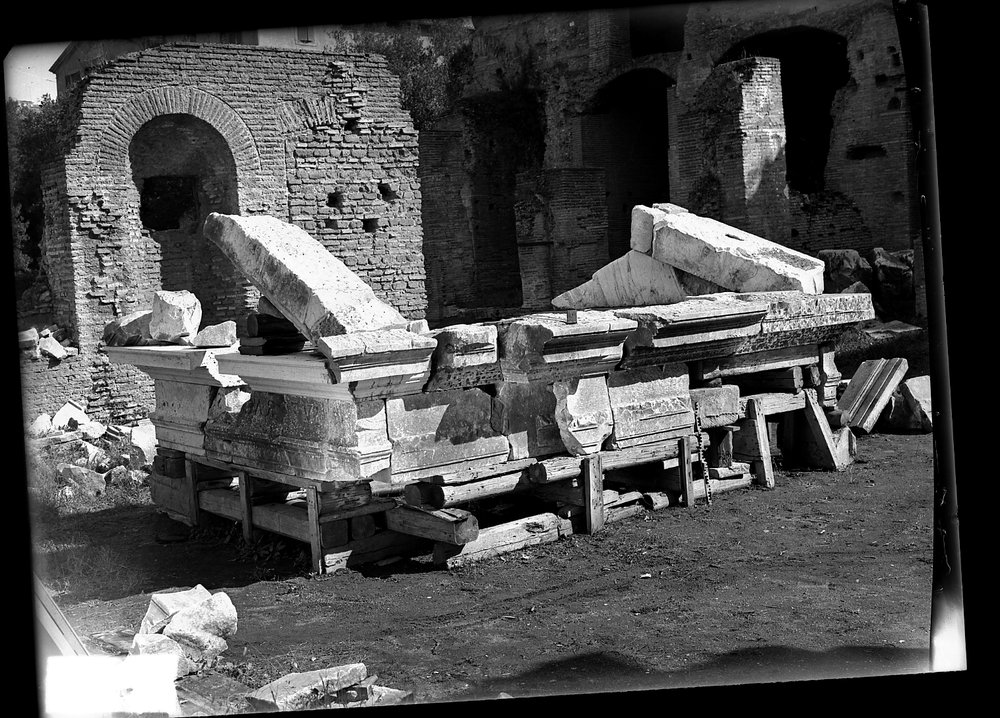 Lastra 513 Giuturna - trabeazione ricomposta fuori opera Veduta laterale.tif