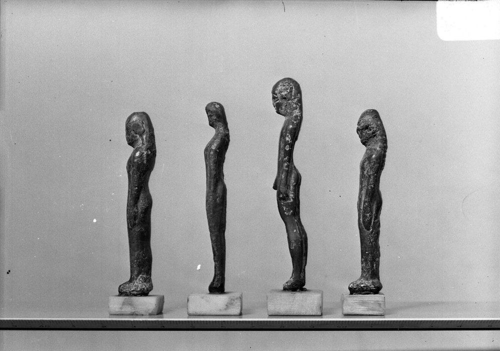 A 660 antiquario forense- stele votiva niger lapis struttura in bronzo.jpg