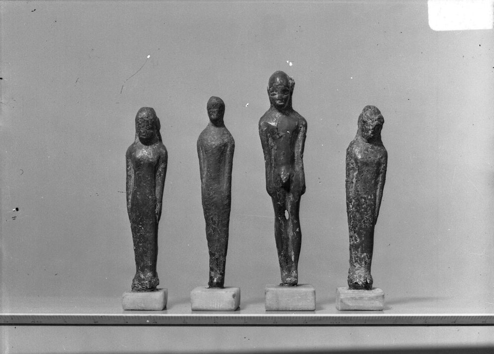 A 661  antiquario forense- stele votiva niger lapis struttura in bronzo.jpg