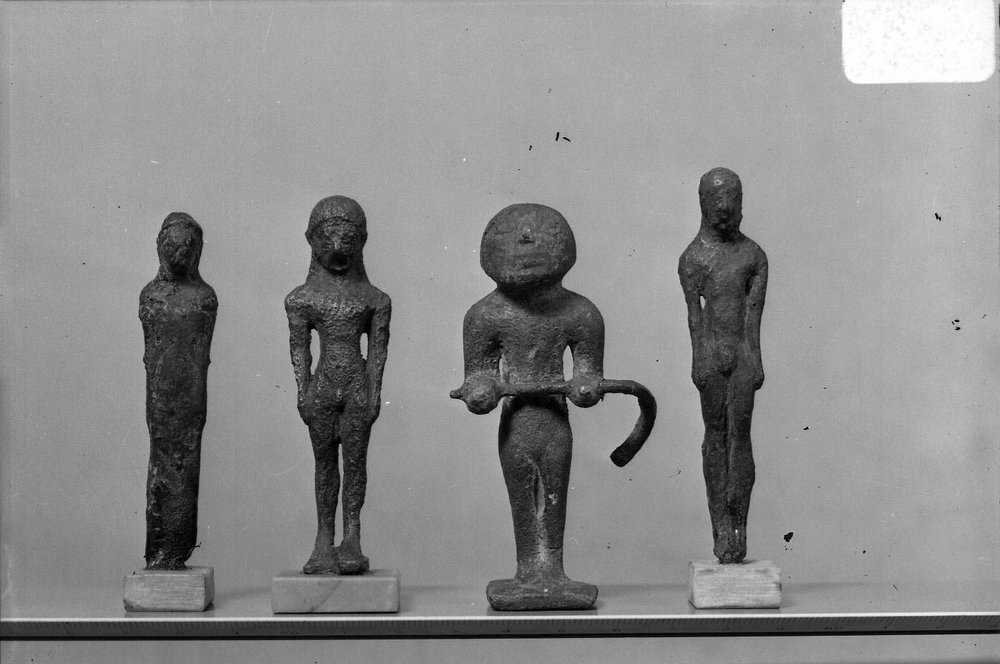 A 662  antiquario forense- stele votiva niger lapis struttura in bronzo.jpg