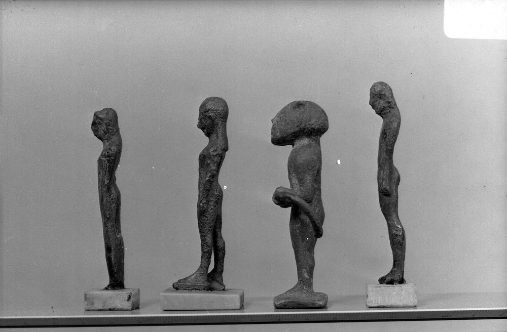 A 663  antiquario forense- stele votiva niger lapis struttura in bronzo.jpg