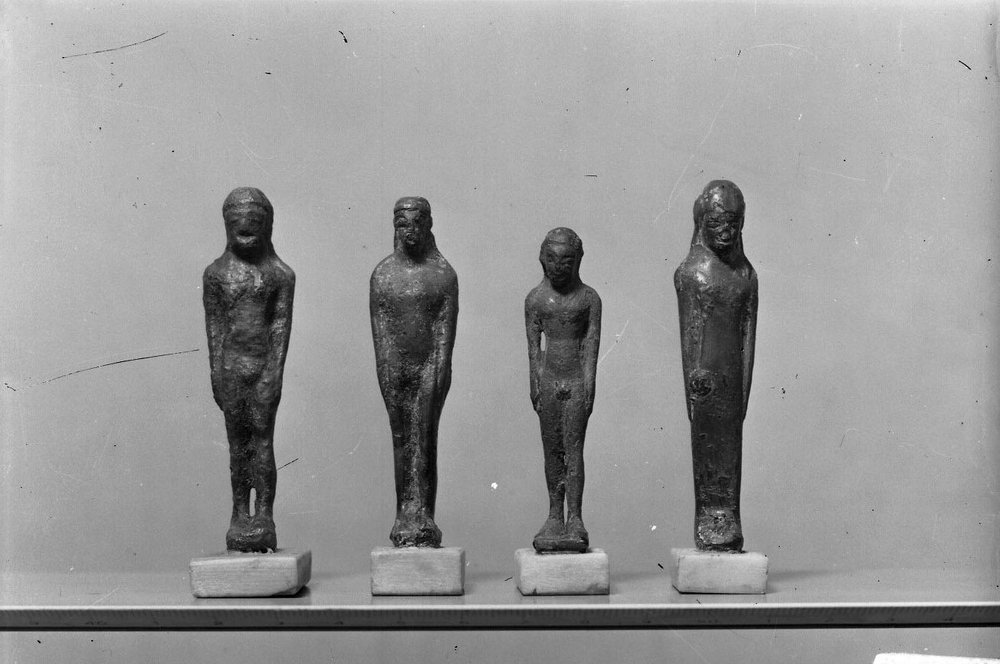 A 664  antiquario forense- stele votiva niger lapis struttura in bronzo.jpg