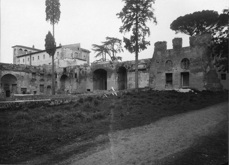 003303 - scavo archeologico - Domus Augustana, peristilio inferiore: lato verso lo scavo prima dello scavo
