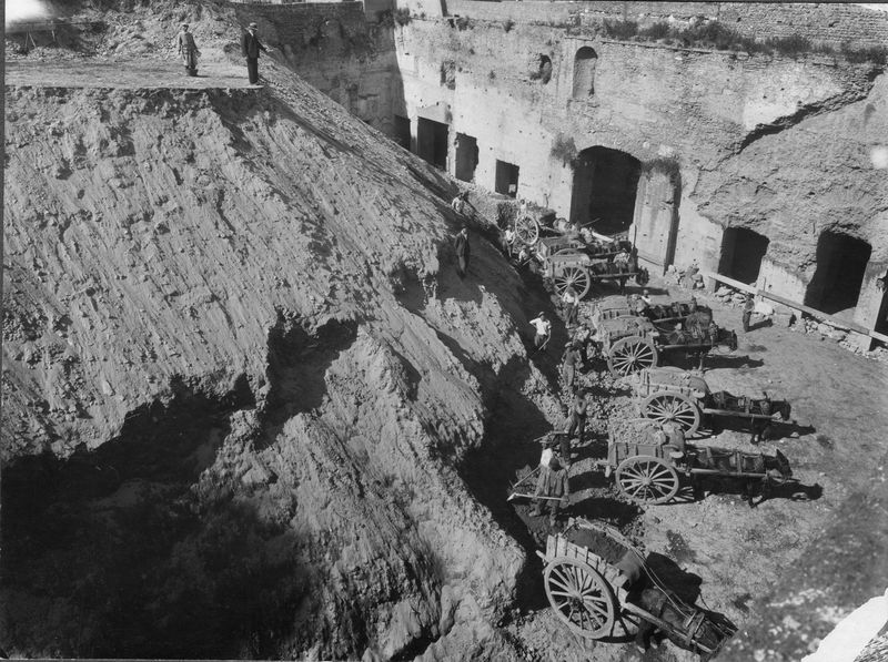 003309 - scavo archeologico - Domus Augustana, peristilio inferiore: durante i lavori di scavo, aprile 1936