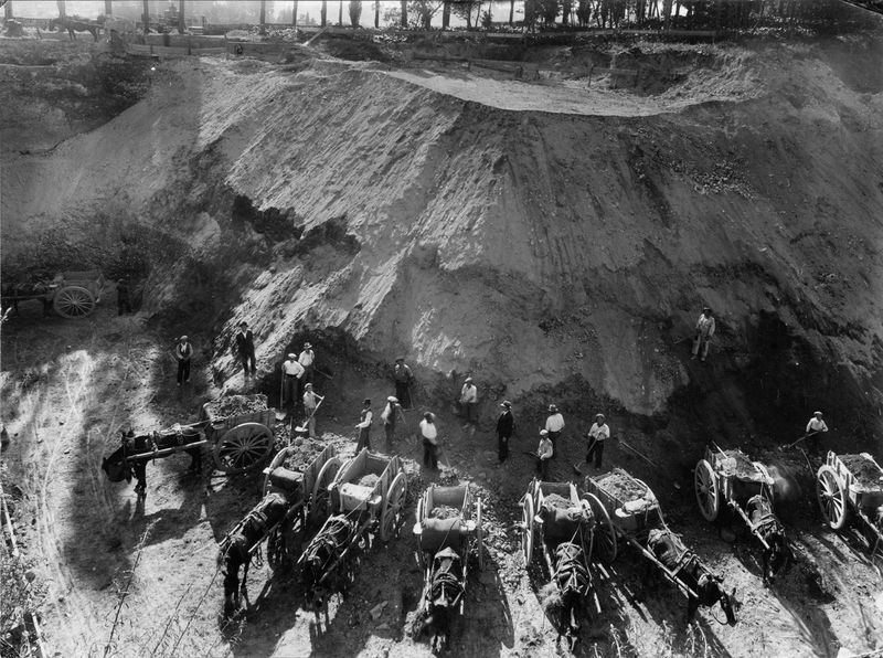 003311 - scavo archeologico - Domus Augustana, peristilio inferiore: durante i lavori di scavo, aprile 1936