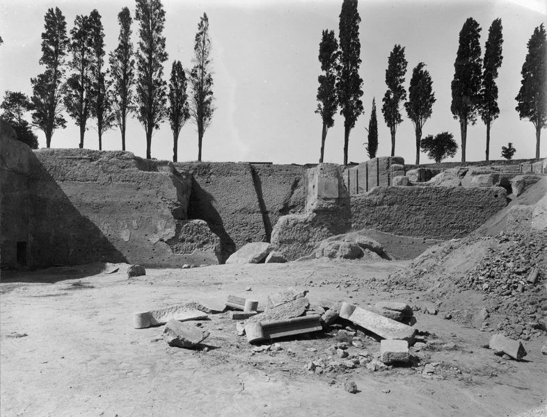 003323 - scavo archeologico - Domus Augustana, peristilio inferiore: lato verso via dei Cerchi durante i lavori di scavo