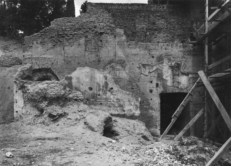 003325 - scavo archeologico - Domus Augustana, peristilio inferiore: durante i lavori di scavo con resti di decorazione pittorica, aprile 1936
