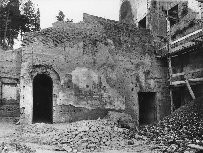 003326 - scavo archeologico - Domus Augustana, peristilio inferiore parete occidentale: durante lo scavo con resti di decorazione parietale, luglio 1936