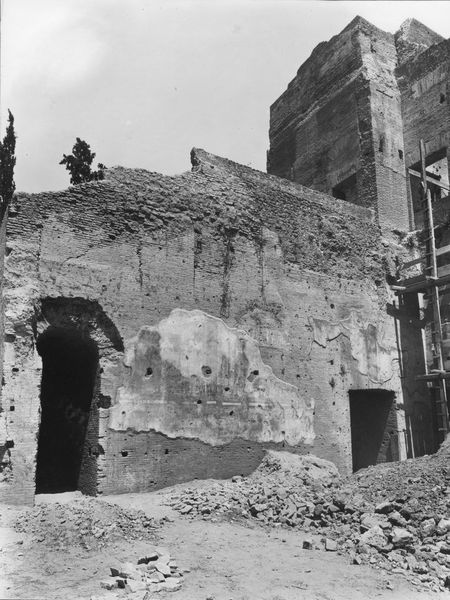 003327 - scavo archeologico - Domus Augustana, peristilio inferiore parete occidentale: durante lo scavo con resti di decorazione parietale, luglio 1936