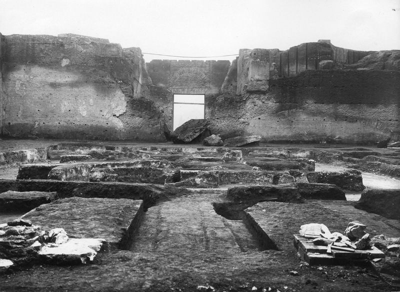003333 - scavo archeologico - Domus Augustana, peristilio inferiore: lato verso via dei Cerchi dopo i lavori di scavo, gennaio 1938
