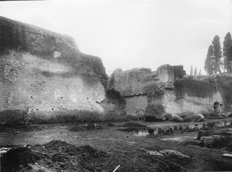 003335 - scavo archeologico - Domus Augustana, peristilio inferiore: lato occidentale, verso via dei Cerchi, dopo i lavori di scavo, gennaio 1938