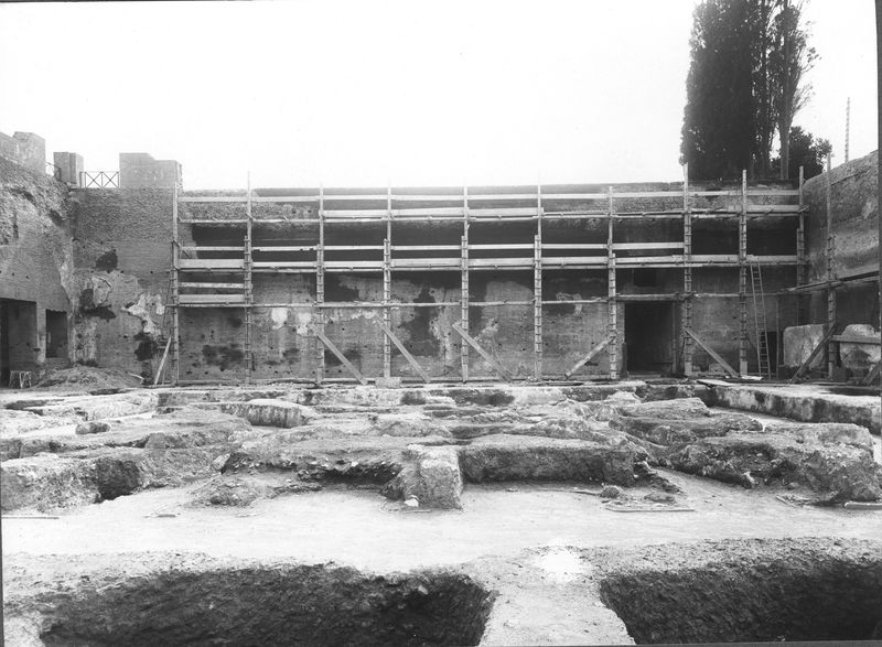 003340 - scavo archeologico - Domus Augustana, peristilio inferiore: lato verso lo stadio durante i lavori di restauro