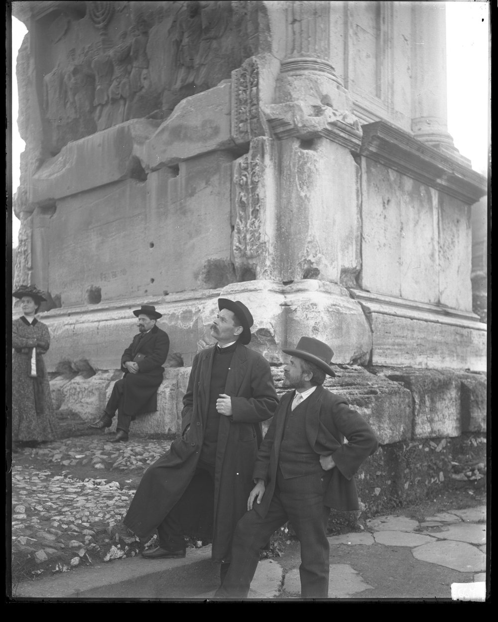 Boni presso l'arco di Tito con altre persone 667-asf015081.jpg
