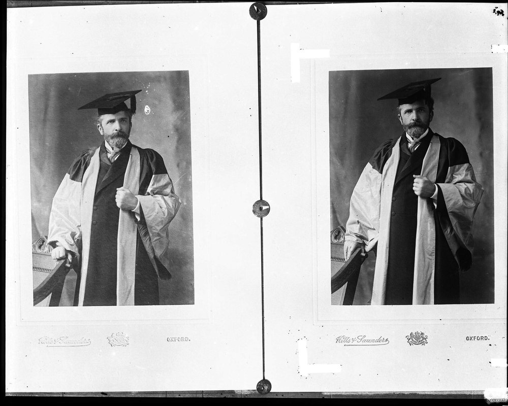 2 pose differenti di Boni con tocco e toga 664-asf015078.jpg