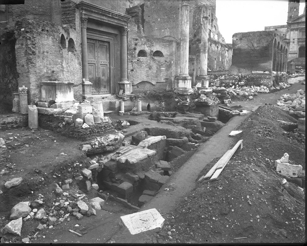 Di fronte al Tempio di Romolo 124-asf015152.jpg