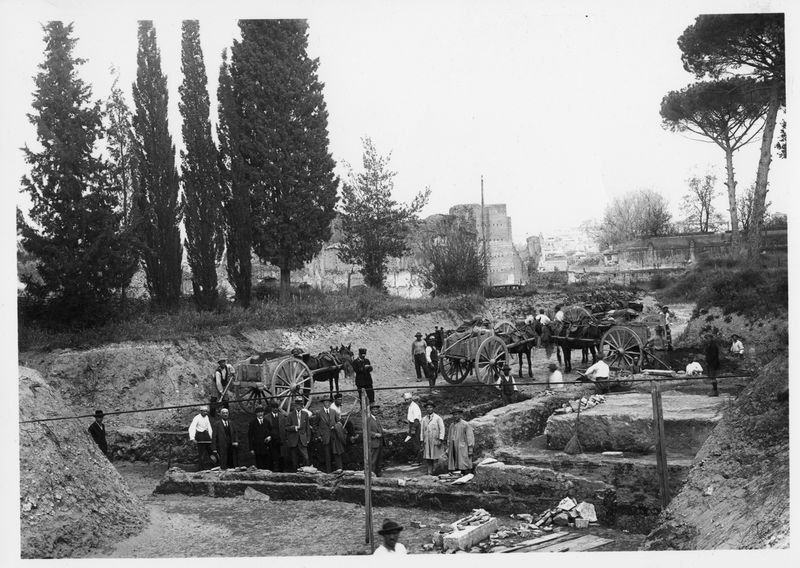 003417 - scavo archeologico - Domus Augustana, peristilio superiore: durante lo scavo, anno 1926-28 visita ufficiale del Re di Svezia Gustavo V