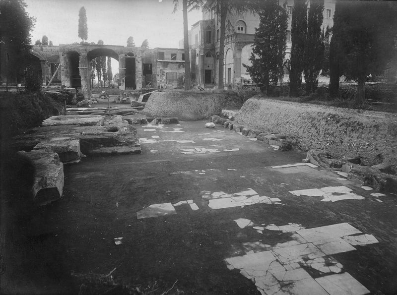 003430 - scavo archeologico - Domus Augustana, peristilio superiore: durante lo scavo, gennaio 1929