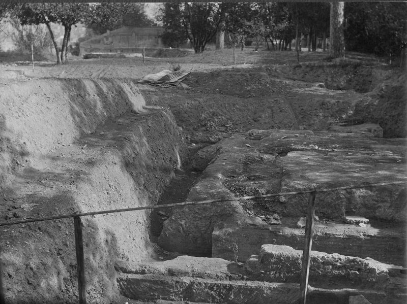003432 - scavo archeologico - Domus Augustana, peristilio superiore: particolare dell'edicola durante gli scavi