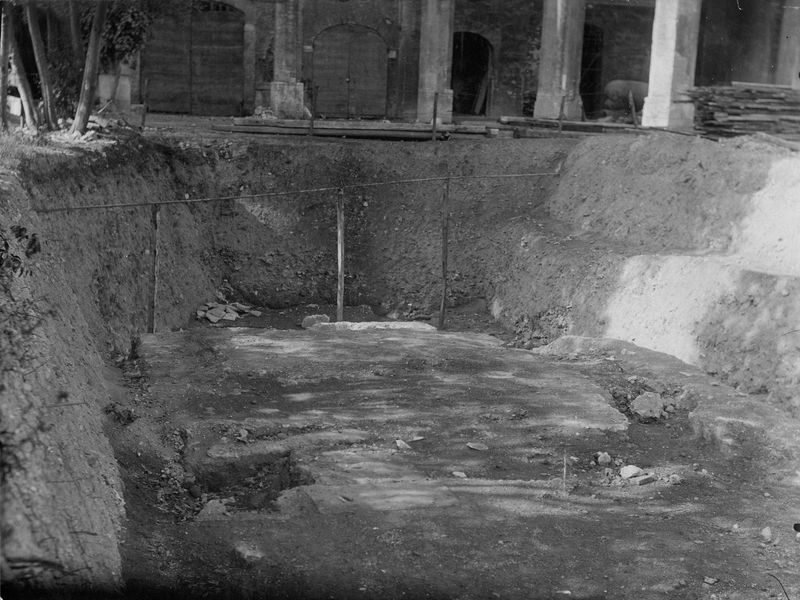 003433 - scavo archeologico - Domus Augustana, peristilio superiore: particolare dell'edicola durante gli scavi
