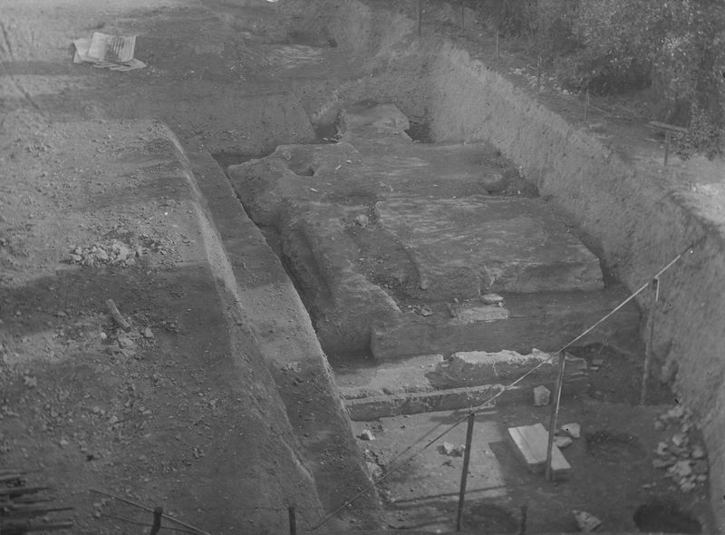 003434 - scavo archeologico - Domus Augustana, peristilio superiore: particolare dell'edicola durante gli scavi
