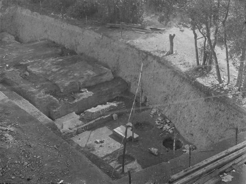 003435 - scavo archeologico - Domus Augustana, peristilio superiore: particolare dell'edicola durante gli scavi