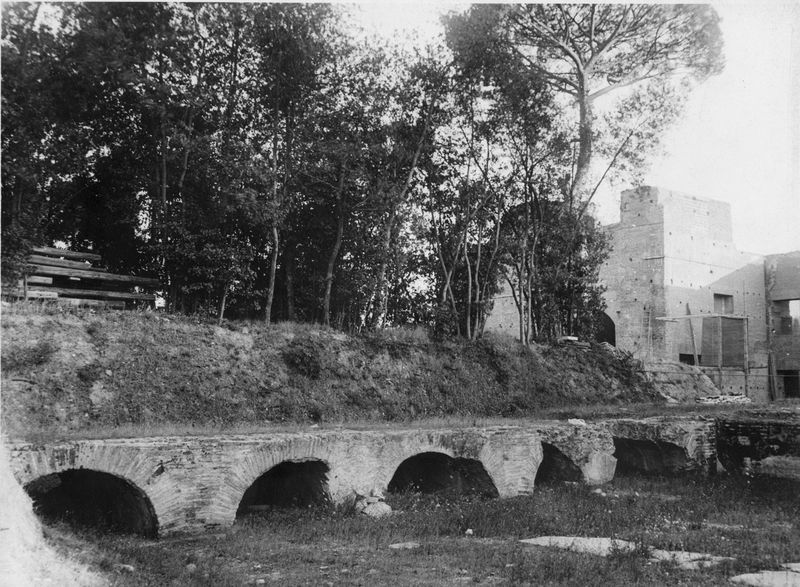 003437 - scavo archeologico - Domus Augustana, peristilio superiore: particolare del ponte durante lo scavo