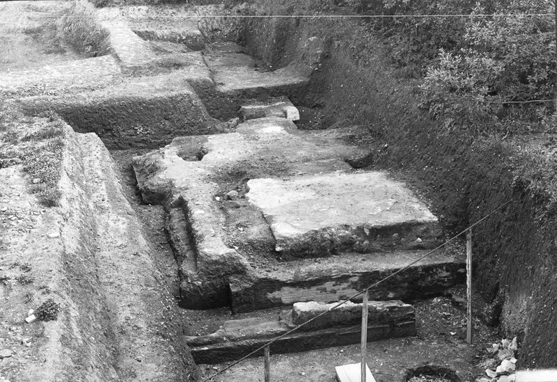 003438 - scavo archeologico - Domus Augustana, peristilio superiore: edicola durante lo scavo