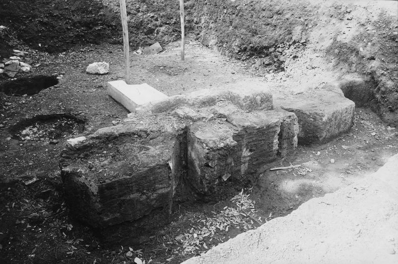 003445 - scavo archeologico - Domus Augustana, peristilio superiore: particolare della vasca durante lo scavo, giugno 1927