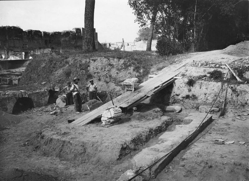 003446 - scavo archeologico - Domus Augustana, peristilio superiore: vasca durante lo scavo, giugno 1927