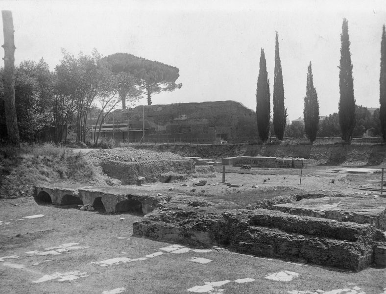 003447 - scavo archeologico - Domus Augustana, peristilio superiore: edicola e ponte dopo lo scavo, 1933
