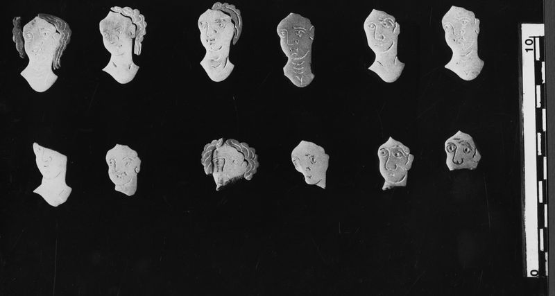 005839 - reperto - Crustae marmoree parietali raffiguranti volti di danzatrici. Il materiale di cui si compongono Ã¨ giallo antico. Bibliografia di riferimento: "Museo Palatino, le Collezioni" a cura di M.T. Tomei e C. Gasparri, Electa 2014 pp. 190-194. Neg. serie Film nÂ°2478
