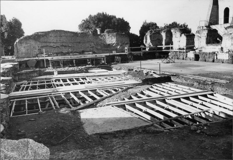 005522 - monumento - Domus Transitoria, lavori di installazione della copertura, novembre 1963. Rollino nÂ°30