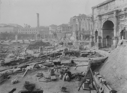  - Foro Romano. Ripresa  dall'alto del Comizio Niger Lapis durante gli scavi di G. Boni.