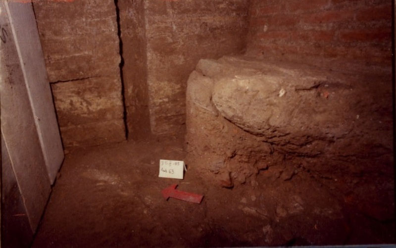 008581 - scavo archeologico - Domus Tiberiana, settore 12-Livello V: particolare scavi nell'ambiente 63 (scavi Istituto svizzero), 1985