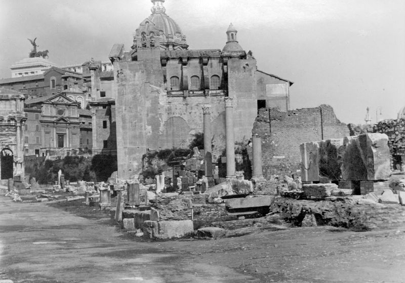 012241 - monumento - Basilica Emilia, veduta da sud-est, con ripresa della Curia Iulia. Neg. serie 9x12 nÂ° 92