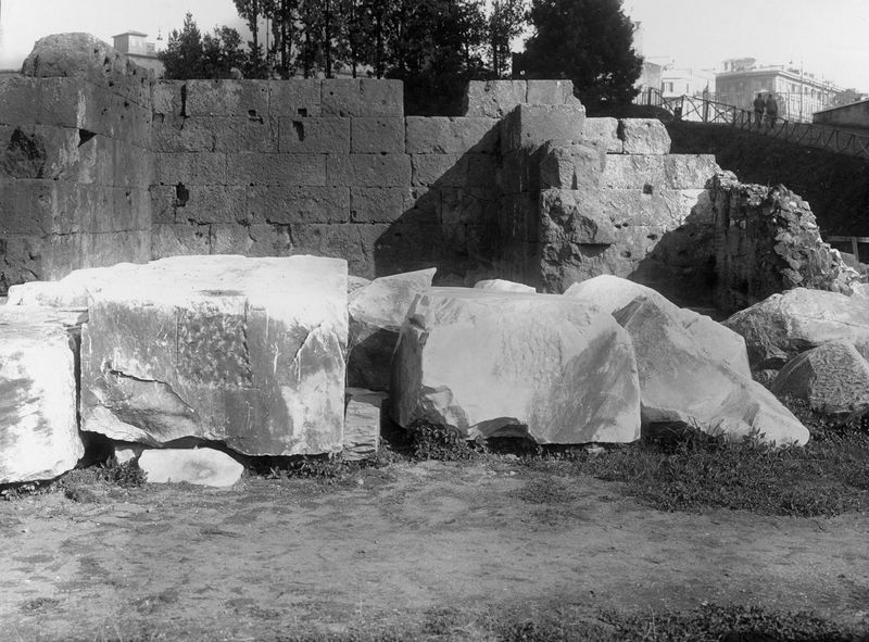 011306 - reperto - Basilica Emilia, frammenti architettonici non identificabili. Neg. srie E nÂ° 1193